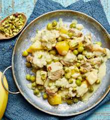 Curry d'agneau aux petits pois, mangue, banane et pistaches