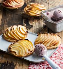 Tartelette fine aux pommes et glace vin rouge et épices