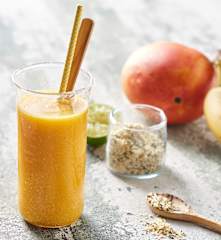 Smoothie banane, mangue, citron vert et graines de chanvre