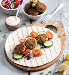 Ziołowe falafele z sosem jogurtowym z tahini