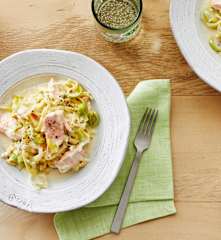 Pasta mit Lachsfilet und Porree-Sahne-Sauce