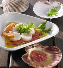 Jakobsmuscheln mit Kapern-Limetten-Sauce