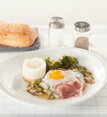 Huevos con jamón, verduras y arroz