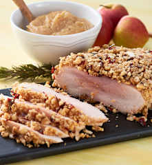 Pechuga de pavo con costra de frutos secos y puré de manzanas