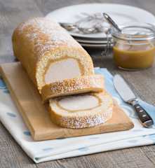 Rotolo di gelato alla banana e caramello