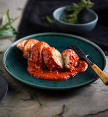 Pechugas de pollo rellenas con salsa de pimientos asados al vacío