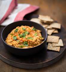 Húmus de tomate seco com crackers