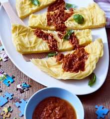 Spaghetti-Omelette mit Tomaten-Oliven-Sauce