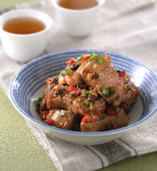 Żeberka wieprzowe w sosie z czarnej fasoli