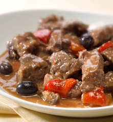 Manzo con olive e peperoni