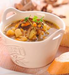 Soupe de pommes de terre et champignons séchés