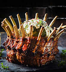 Corona de costillas de cerdo con aderezo de quesos