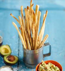 Gressinos com dip picante de abacate