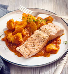 Lachs mit Paprika-Kartoffel-Gemüse