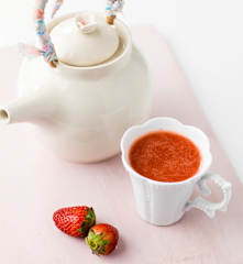 Chá fresco de morangos