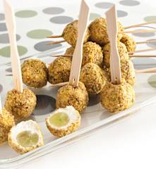 Aperitivo de queso de cabra, uvas y pistachos