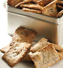 Galletas saladas con aceitunas, nueces y parmesano