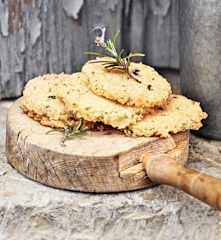 Sablés parmesan, olives et romarin