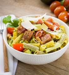 Bowl de pasta multicereales con atún fresco y salsa de aguacate