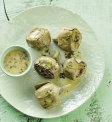 Alcachofras com molho de manteiga e manjericão