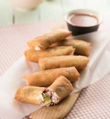 Rollitos de jamón y lechuga con salsa agridulce