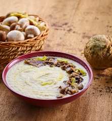 Zuppa di sedano rapa e porri con funghi