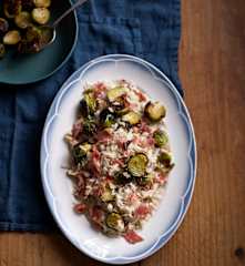 Arroz de frango com bacon e couves-de-bruxelas