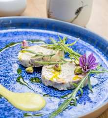 Galantine de volaille, farce au boudin blanc et à la pistache