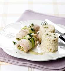 Rolos de peru com recheio de queijo e arroz