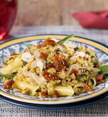 Penne seitan, mandorle e salvia