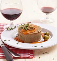 Gâteau de foie de volaille et coulis de tomate aux olives