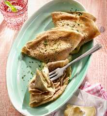 Buchweizencrêpes mit Camembert und frischen Kräutern