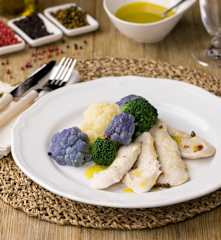 Pollo con cavolfiori tricolore con olio aromatizzato ai pepi