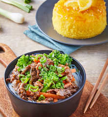 Carne de res con brócoli en salsa asiática, fideos de arroz y pastel de naranja