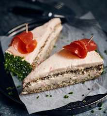 Lachs-Schwarzbrot-Torte