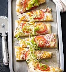 Pizza Bianco mit Speck und Endivie