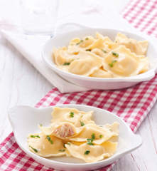 Ravioli z nadzieniem z serów i szynki