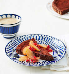 Gâteau au chocolat mit Apfelkompott
