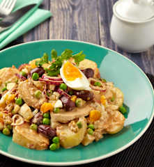 Bramborový salát s kuřetem a rajčatovou omáčkou