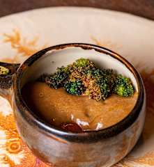 Curry frito de brócoli con espuma de ajo negro