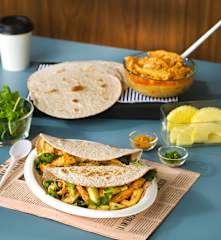 Tortillas integrales con pollo al curry, rúcula y piña