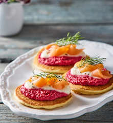 Blinis con puré de betabel y queso de cabra