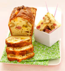 Cake salado con aceitunas, queso y jamón (sin gluten)