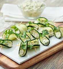 Pinchos de pepino con ensalada de pollo asado