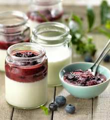 Yoghurt with apple and blueberry compote