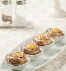 Huevos de codorniz en champiñón sobre salsa duxelles