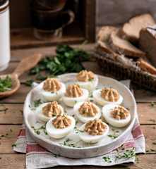 Jajka faszerowane pastą z sardynek