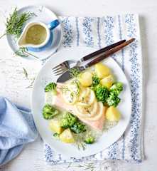 Lachsfilet mit Brokkoli, Kartoffeln und Dillsauce