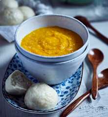 Kürbis-Hirse-Brei mit Hefeklößen (南瓜小米粥加馒头)