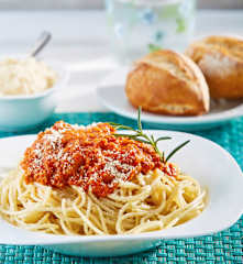 Espagueti con salsa de tomate y atún